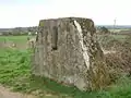 Massif de béton avec un encoche destinée à recevoir une barrière amovible