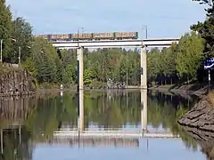 Pont ferroviaire sur le canal.