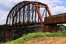 Vue d'un pont métallique enjambant la rivière Brazos au Texas.