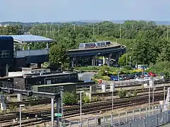 Station South Terminal en 2016 avec vue sur les voies de la gare de Gatwick Airport.