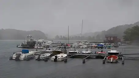 Pluie sur Holma marina à Brastad. Aout 2018.