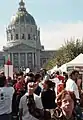 Une opposante à la guerre d'Irak fait le salut républicain durant une manifestation pacifiste le 15 février 2003 à San Francisco, Californie.