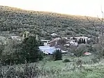 Vue du village de Raissac (Ariège, France) depuis la route montant à Péreille.