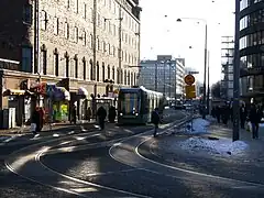 Tram devant l'Arenan talo.