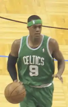 Joueur des Celtics numéro 9 portant un bandeau vert sur la tête ayant un ballon en main