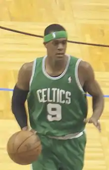 Rajon Rondo, dribblant de la main droite.