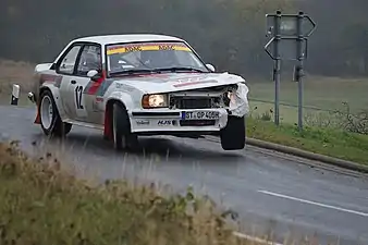 Ascona 400 en action au rallye Köln-Ahrweiler.