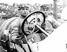 Photo de Ralph DePalma et son mécanicien Tom Alley prenant la pose au volant de la Mercedes victorieuse en 1912.