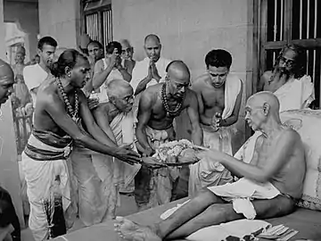Ramana Maharshi avec ses disciples.