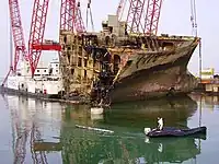 L'étrave du Rokia Delmas au port de La Rochelle-Pallice le 28 octobre 2007.
