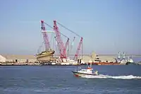 La barge-grue Rambiz s'apprête à déposer le tronçon de l'étrave du Rokia Delmas sur le môle d'escale de La Rochelle-Pallice le 31 octobre 2007.