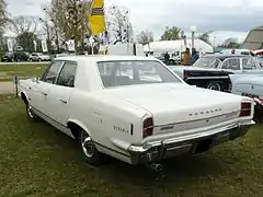 Vue 3/4 AR d'une Renault Rambler 1967.