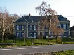 Château de brique sur l'axe Oisemont - Gamaches.