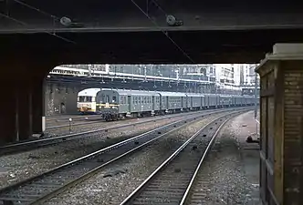 Une rame Talbot à destination de Poissy dans la tranchée des Batignolles le 16 janvier 1982.