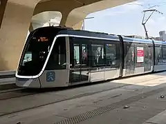 Le tramway T9 à la station Trois Communes.