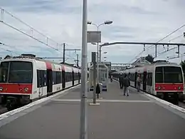 Deux rames MI 79 en attente près des heurtoirs de la gare.