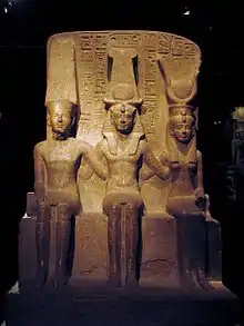Sculpture représentant Ramsès II entouré par Amon et Mout.