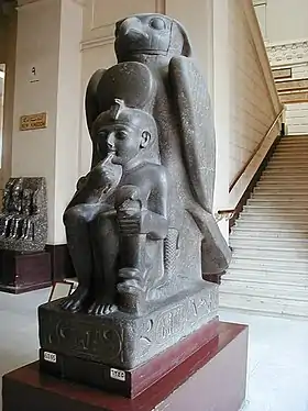 Statue du dieu Houroun protégeant Ramsès II – Musée du Caire.