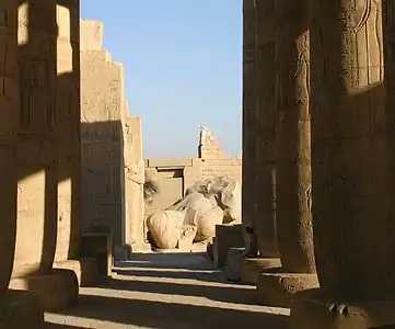 Salle hypostyle et statue brisée de Ramsès II