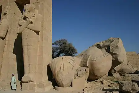 Statue brisée de Ramsès II