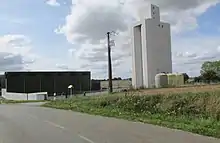 Silo à grains à l'emplacement de l'ancienne gare.