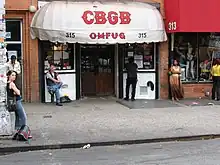 Photographie montrant la façade du CBGB.