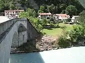 Lieu de l'accident du car de pèlerins polonais 8 jours après, depuis le pont franchissant la Romanche, côté Vizille