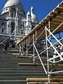 La rampe (en construction) de prise d'élan qui a permis l'accomplissement du record du saut en longueur en roller devant le Sacré-Cœur à Paris.