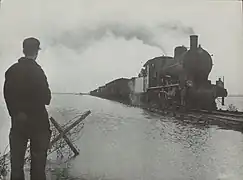 Train de marchandises tracté par la 3752 lors de la désastreuse inondation de 1953.