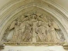 Tympan : couronnement de la Vierge.