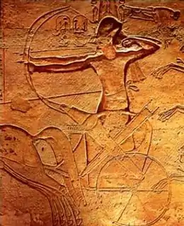 Ramsès II portant le Khépresh (relief d'Abou Simbel)