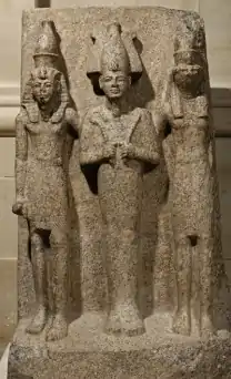 Statue de trois bonshommes bras-dessus et bras-dessous