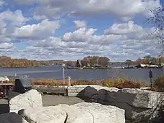 Le lac Ramsey (en) vu du musée scientifique Science Nord (en).