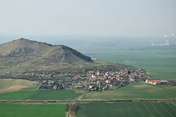 Le village de Raná au pied du mont Raná (457 m).