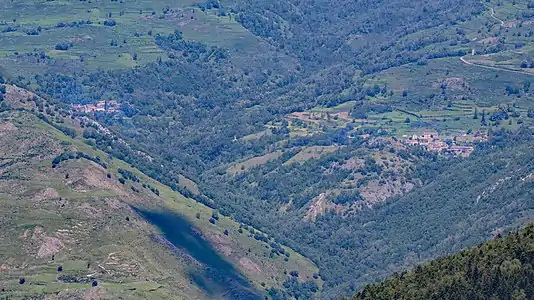 Senconac (à gauche) et Caychax vus du plateau de Beille.