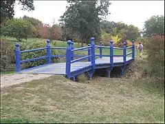 Petit pont de bois au "Jardin du Bois-Marquis".