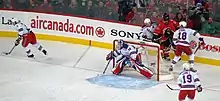 Photo d'une action de match entre les Rangers de New York et les Flames de Calagary près du but des Rangers.