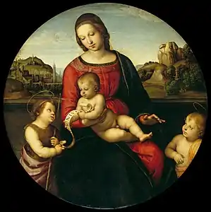 Tableau en couleur. Dans un cadre de rochers, une femme assise porte sur les genoux un bébé nu. De chaque côtés un enfant auréolé l'admire.