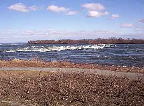 Les rapides de Lachine avec l'île aux Chèvres et l'île aux Hérons au second plan et l'île Rock à l'extrême gauche.