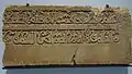 Fragment de frise architecturale provenant de Raqqa, inscription coranique en arabe anguleux (1100-1200) - Expo. Louvre-Lens, Galerie du Temps, don du comte F. Chandon de Briailles, 1955.