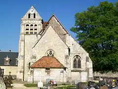 L'église avec son clocher roman, vue depuis le cimetière à l'est.