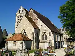 Vue de l'église depuis le nord-est (bas-côté nord) ; à droite, le château.