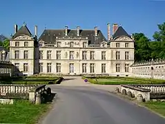 Le château de Raray et ses balustrades, sur la cour d'honneur à l'est.