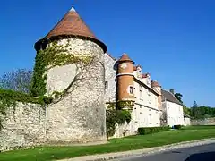 Le colombier inscrit M.H. de la ferme du château, sur la rue du Manoir.