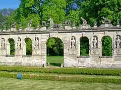 Portique central de la balustrade (haie cynégétique) nord, qui présente la chasse au cerf.