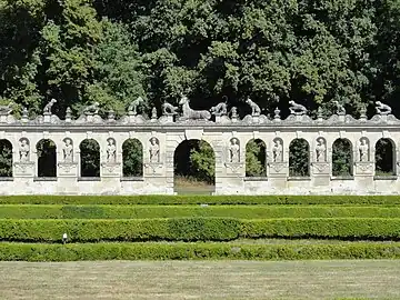 Partie nord de la haie cynégétique du château de Raray (Oise) qui a servi de décor au film La Belle et la Bête