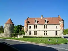 La façade est du manoir Renaissance de la ferme du château ; à g., le colombier.