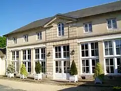 L'orangerie du château, aujourd'hui restaurant. Les bâtiments annexes (anciens communs) hébergent des chambres d'hôtes.