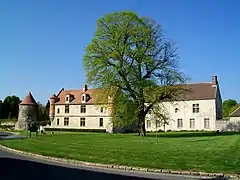 Le manoir de la ferme du château et son colombier (à gauche) et le manoir de la ferme Parmentier (à droite), à l'entrée est du village.