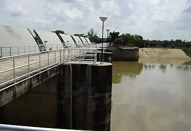 Barrage de Rasi Salai (en) en 2005.